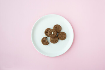 Obraz na płótnie Canvas Cocoa biscuit on a white plate