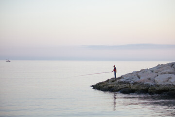 Fototapeta na wymiar Hombre pescando en el mar en Andalucía
