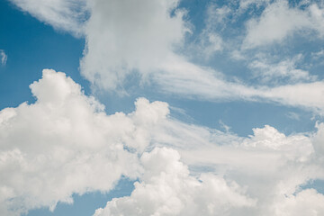 Naklejka na ściany i meble Nubes blancas en el cielo azul