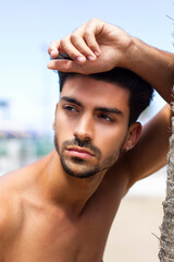 Retrato de hombre hispano, joven y guapo. Modelo con mirada seductora sin camiseta.. 