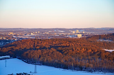 Fototapeta na wymiar Ausblick vom Harkortturm in Wetter, Nordrhein Westfalen. Panoramablick im Winter bei untergehender Sonne.