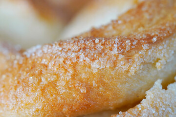 Hefegebäck mit Zuckerstreuseln in Nahaufnahme. Selbst gebackene Brötchen in Herzform aus Hefeteig.