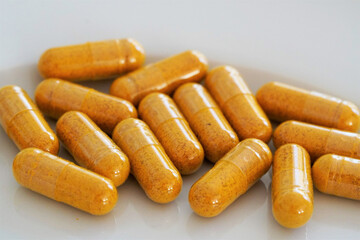 Selbst hergestellte Kurkuma Kapseln in Nahaufnahme. Gesunde Gewürze.