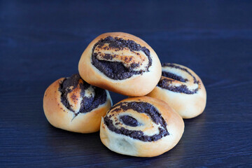 Mohnbrötchen aus Hefeteig.  Gebäck mit Mohnfüllung.