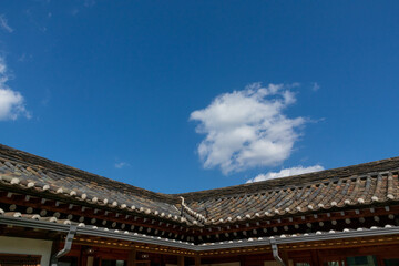 Fototapeta na wymiar Blue sky and white clouds The roof of an old house in Korea