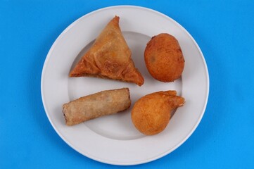 Assiette avec un assortiment de mets asiatiques sur fond bleu