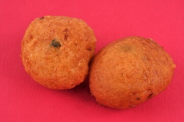 Accras de morue en gros plan sur fond rouge