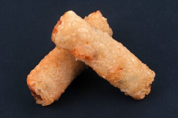 Nems de poulet en gros plan sur fond noir