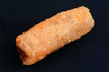 Nem de poulet en gros plan sur fond blanc