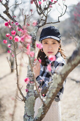 梅の花を鑑賞する女性