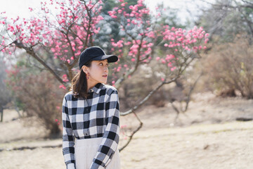 梅の花を鑑賞する女性