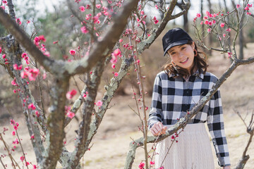 梅の花を鑑賞する女性