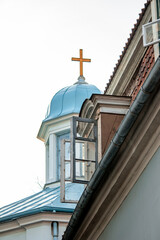 Obraz premium Small blue chapel of a catholic church with a gold cross at the top (233)