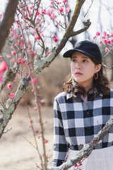 梅の花を鑑賞する女性
