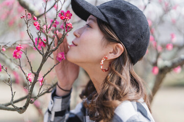 梅の花を鑑賞する女性