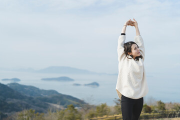 自然の中でリラックスする女性