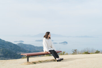 Fototapeta premium 自然の中でリラックスする女性