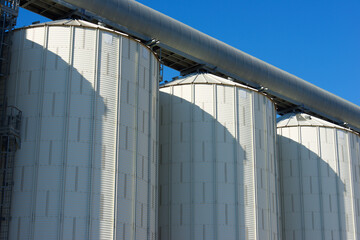Obraz premium Metal tanks in a farm