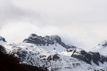 Fototapeta na wymiar Snowy peaks in the Pyrenees