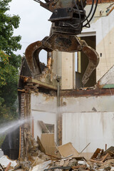 Hausabriss mit Bagger