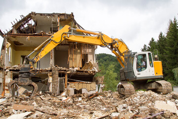 Hausabriss mit Bagger