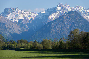 Berggipfel des Allgäuer Alpenhauptkamms im Abendlicht