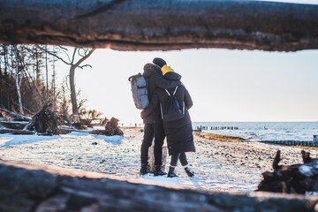 Im Winter am Strand den Sonnenuntergang genießen