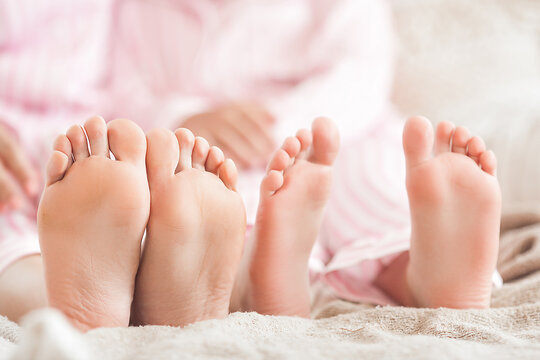 Mother`s and daughter`s feeet closeup still.