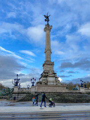 Famille devant le monument aux Girondins, place des Quinconces à Bordeaux, Gironde