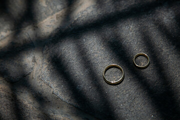 Aros de matrimonio sobre piedra