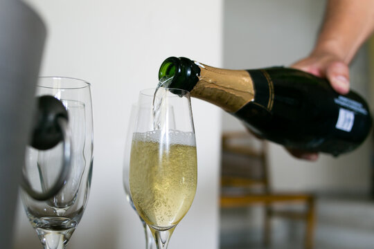 botella de champa&ntilde;a servida en copa