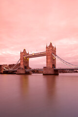 Tower Bridge bei Sonnenuntergang, London, UK