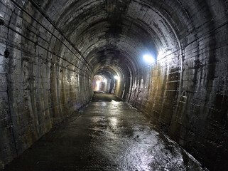 Fototapeta na wymiar 古い鉄道跡のトンネル