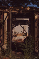 Fototapeta na wymiar entrada a casa abandonada