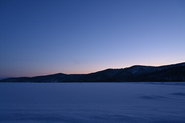 日が沈む雪原