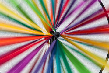 Buntes Windrad rotierend