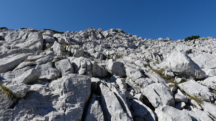 Wandern  durch Karstlandschaft im Höllengebirge, Salzkammergut, Österreich
