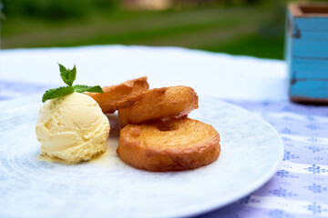 Apfel Küchle mit Vanille Eis im Biergarten  