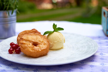 Apfel Küchle mit Vanille Eis im Biergarten  