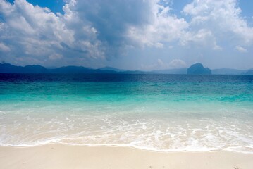 Fototapeta na wymiar White sand beach and turquoise ocean water colourful seascape on tropical island