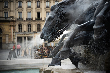 Gros plan sur la Fontaine Bartholdi et ses chevaux de la Place des Terreaux, Lyon, France