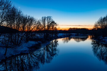 Ruhr Fluss Winter Schnee Zwielicht Idyll Bäume Frost Spiegelung Abend Dämmerung Sonne Äste...