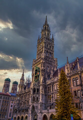 Fototapeta premium Rathaus am Marienplatz zur Weihnachtszeit, München, Bayern, Deutschland