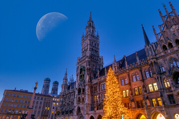 Fototapeta na wymiar Rathaus am Marienplatz zur Weihnachtszeit, München, Bayern, Deutschland