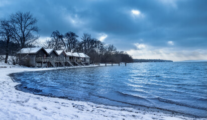 Bootshäuser im Winter am Ammersee, Bayern, Deutschland