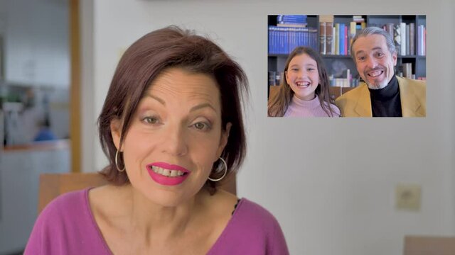bella mujer de mediana edad habla con su familia en la distancia con videollamada