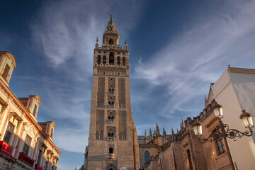 Fototapeta na wymiar monumentos de la ciudad de Sevilla, la Giralda