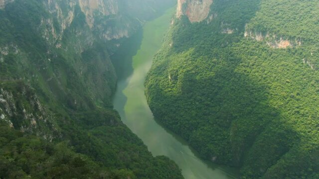 Volando sobre el ca&ntilde;&oacute;n del sumidero. Tilt. Chiapas. 