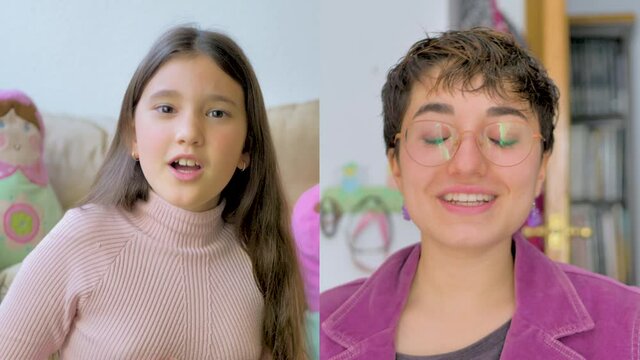 hermanas conversan felices mediante una videoconferencia