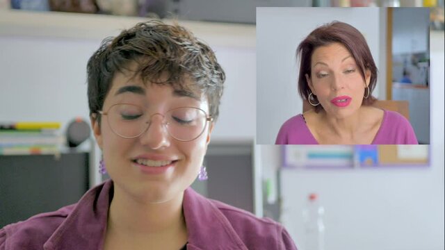 Hija adolescente conversa con su madre en la distancia del confinamiento